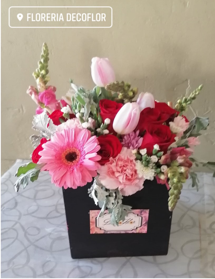 Caja con tulipanes y surtido floral – Decoflor